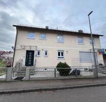 Freistehendes Mehrfamilienhaus mit Gewerbeeinheit - Burgau