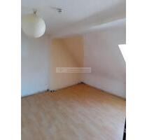 Lichtdurchflutete großzügige Dachgeschosswohnung im Herzen von Hof zu vermieten.