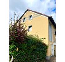Lichtdurchflutete und möblierte 2,5 Zi. DG-Wohnung in Feucht.