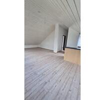 Helle 2 Zimmer-DG-Wohnung mit EBK in Grafenau-Dätzingen - 44m2