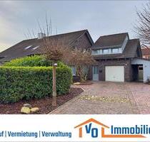 Kernsanierte 2ZKB-Dachgeschosswohnung mit EBK in zentraler, dennoch ruhiger Lage von Wiesmoor