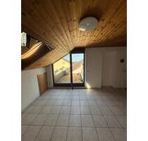 Wunderschöne 2-Zimmer-Dachgeschosswohnung mit Balkon, Fußbodenheizung & TG-Stellplatz - Täferrot