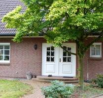 Geräumiges Einfamilienhaus mit großem Garten und Doppelgarage - Kölln-Reisiek