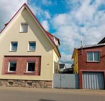 Wohnhaus mit Seitenbau Garage und großen Carport - Bensheim