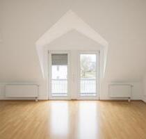 Moderne 3-Zimmer-Dachgeschosswohnung, Dusche, Küche, Stellplatz, - Memmingen