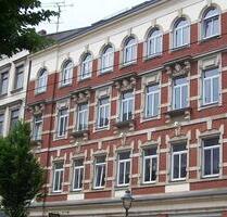 Zur Vermietung steht eine charmante Etagenwohnung in Zwickau, die sich ideal für Paare oder kleine Familien eignet. Diese lichtdurchflutete Wohnung mit einer großzügigen Fläche von 86,9 m²...