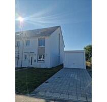 Familienfreundliches RHH 3 ZKB – Dachstudio, Terrasse & barrierefrei - Oberndorf am Neckar