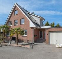 6570 - Großzügige und helle OG-Wohnung mit Dachterrasse, EBK und Garage! - Edewecht