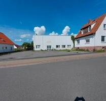 Gewerbehallen mit Büros und Haus - Dassel