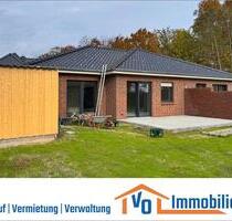 Erstbezug: Moderne Bungalowhälfte mit Einbauküche & Carport in ruhiger Siedlungslage von Wiesmoor