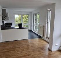 Sehr schöne und helle 2-RWE mit großem Balkon und Einbauküche! - Dresden Pieschen