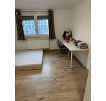 ein Zi. frei von möbiliziert Vier Zimmer Wohnung 7Km von Zentrum - Stuttgart Bad Cannstatt