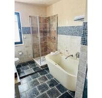 Möblierte 2-Zimmer-Wohnung, Dusche + Badewanne, großer Balkon in Oppenheim