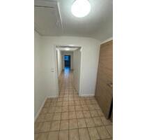 Renovierte 3-Zimmer-DG-Wohnung mit Einbauküche,Garten, Stellplatz - Ingolstadt