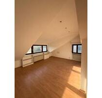 Sonnige 2,5-Zi.-DG-Wohnung mit Skylineblick, Garten & Balkon in Sachsenhausen-Süd - Frankfurt am Main Oberrad