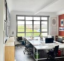 Büroarbeitsplatz, Schreibtisch, im Co-Working Office Space - Berlin Mitte