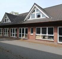 Vermietet wird eine Gewerbeimmobilie. Vielseitig Nutzbar mit großen Fenstern! - Boostedt