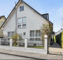 Helle 3-Zimmer Penthouse-Terrassen-Wohnung in weißer Villa - Düsseldorf Stadtbezirk 8