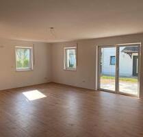 3-Zimmer-Erdgeschoss-Wohnung - 1.290,00 EUR Kaltmiete, in Nittendorf (PLZ: 93152)