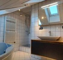 Renovierte 90 m² DG-Whg, Garage&2SP, Keller, EBK, Dusche&Wanne - Maßbach