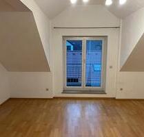 Gepflegte 4-Zi-Dachgeschoss-Wohnung mit 2 Balkonen und Garage nahe der Aubinger Lohe - München Aubing-Lochhausen-Langwied