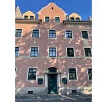 Das Wohnobjekt befindet sich in Zentrumsnähe. Die Wohnung liegt im 2. Obergeschoss eines Mehrfamilienhauses und verfügt über eine Gesamtfläche von ca. 57,00 m². Parkplätze befinden sich direkt vor... - Oelsnitz (Vogtland)