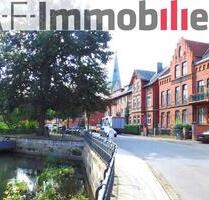 DIE ZWEI-ZIMMER-ALTBAUWOHNUNG MITTEN IN LÜNEBURG: eigene Garage und absolut zentral!