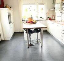 Sehr dörfliche 3-Zi-EG-Wohnung mit 24m² Wintergarten, Einbauküche, Garten, Terrasse und Carport - Hessisch Oldendorf