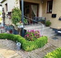 Sehr dörfliche 3-Zi-EG-Wohnung mit 24m² Wintergarten, Einbauküche, Garten, Terrasse und Carport - Hessisch Oldendorf
