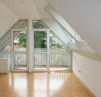 AUMÜLLER-Immobilien - Freundliche DG-Wohnung mit Loggia und gepflegter EBK - Wächtersbach