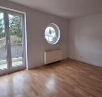 Kleine Seniorenwohnung mit Balkon und kleiner EBK - Kirchberg