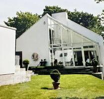 Dieses exklusive Architektenhaus vereint außergewöhnliches Design, hochwertige Materialien und luxuriösen Wohn- komfort in einer der begehrtesten Lagen Kassels.