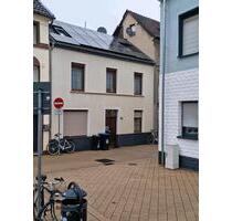 Hallo, ich verkaufe ein komplett renoviertes Haus. - Euskirchen