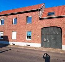 EinfamilienhausBauernhaus - 1.050,00 EUR Kaltmiete, ca.  135,00 m² in Übach-Palenberg (PLZ: 52531)