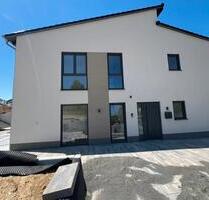 ERSTBEZUG! Hochwertige Doppelhaushälfte mit Terrasse & Stellplatz - Simmern/Hunsrück