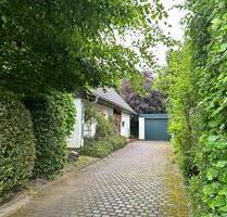 Ruhiges Einfamilienhaus mit eingewachsenem Garten, Keller, Garage - Wedel