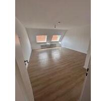 3-Zimmer DG-Wohnung | Neu saniert | Großes Wohnzimmer | Balkon - Herford Falkendiek