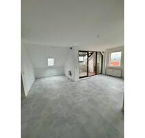 Geschmackvolle 2-Zimmer-DG-Wohnung mit Wintergarten & Galerie - Hanau Groß-Steinheim