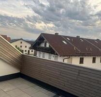 Exklusive 3-Zimmer-Dachgeschosswohnung mit Loggia zu vermieten - Eiselfing