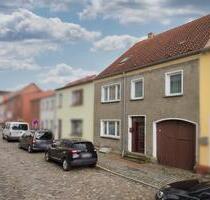 Neukalen: Sanierungsbedürftiges Reihenmittelhaus mit Garten