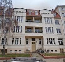 Ansprechende 2-Zimmer-Hochparterre-Wohnung mit Balkon und Einbauk - Magdeburg