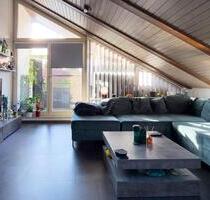 Wohlfühl-Dachgeschoss: Offener Wohn-Essbereich mit Westbalkon in Kornwestheim