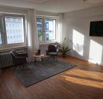 Heller Therapieraum in zentraler Praxisgemeinschaft in Düsseldorf