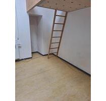 Schönes Zimmer in 4er-WG, ideal für Berufstätige und Pendler - Esslingen am Neckar Hegensberg