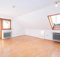 Geräumige, gepflegte 3- Zimmer Dachgeschosswohnung mit Balkon - Ostfildern