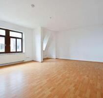 große 2-Raum Dachgeschosswohnung mit XL-Wohnzimmer, großer Küche und Ankleidezimmer am Schlafzimmer - Hohenstein-Ernstthal