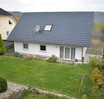 Privatverkauf in Kirn: Haus mit ELW, Fußbodenheizung & 2 Garagen