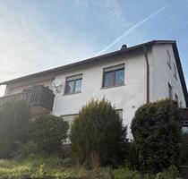Zweifamilienwohnhaus mit großem Garten und Nebengebäude - Gädheim