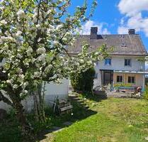 Charmantes Ein-Zweifamilienhaus mit großem Garten, 5 Garagen - Lenzkirch