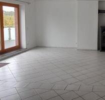 2007 sanierte offene Maisonette-Whg. mit eigenem Zugang, Balkon, Einbauküche, Garage & Holz-Kamin! - Rödinghausen